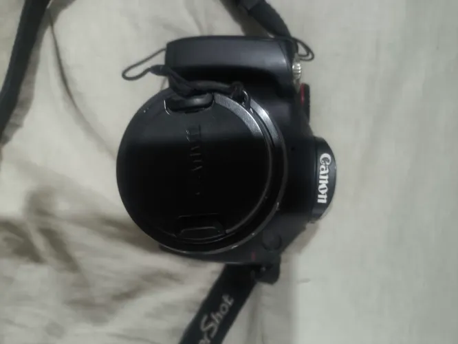 Canon PowerShot, parecendo ser um modelo como a SX30 IS ou SX40 HS, preta.