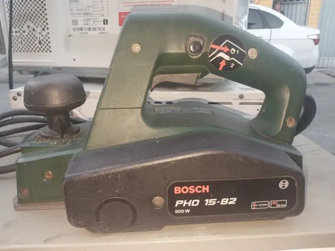 Vende-se Plaina Elétrica Bosch PHO 15-82 VALOR R$200,00.