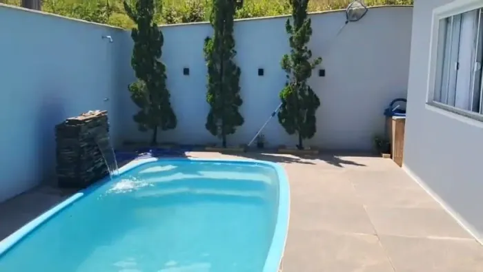 Casa com Piscina e Sistema solar