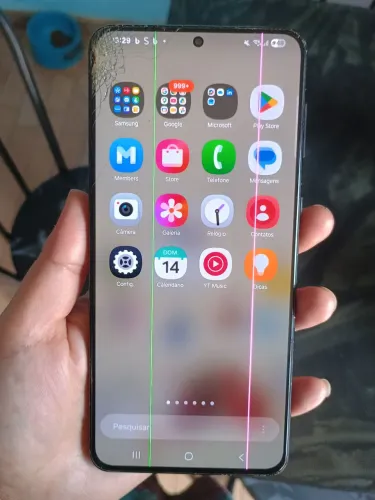 Samsung S21 plus 128 GB 5g o celular está com linha verde e trincado pequeno na tela.