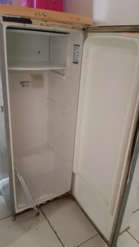 VENDO GELADEIRA FUNCIONANDO PERFEITAMENTE, TODA BOA GELA MUITO E NAO PUXA MUITA ENERGIA!!