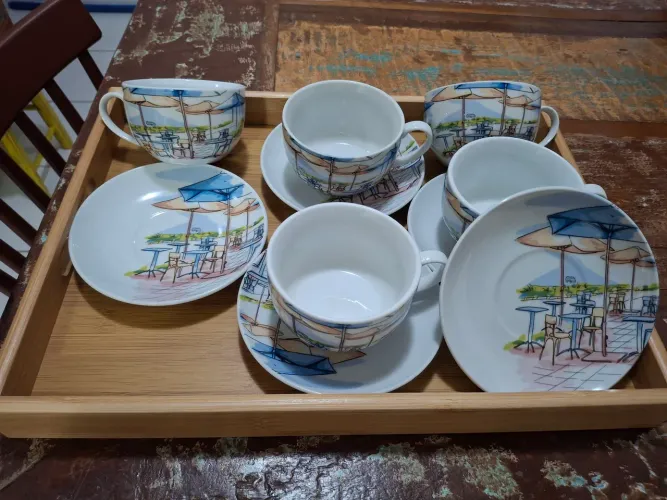 Jogo de 5 xícaras com pires de porcelana