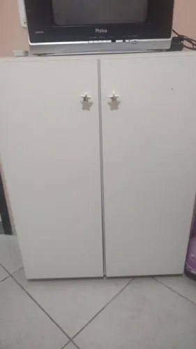 Armário branco pequeno