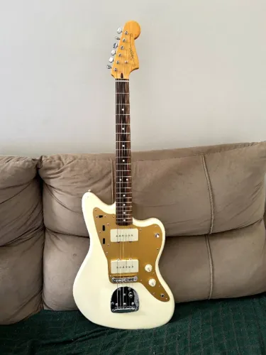 GUITARRA FENDER BY: SQUIER JAZZMASTER J. MASICS