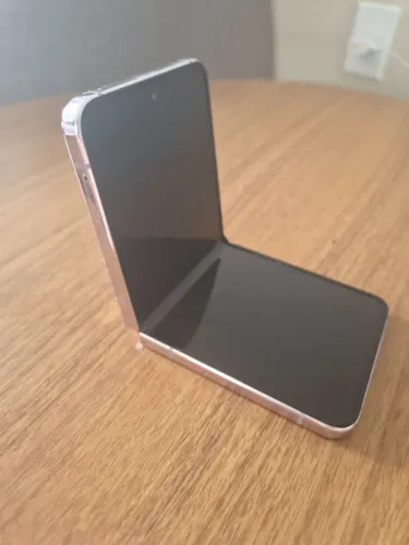 Especificações principaisTela interna: AMOLED dobrável de 6,7 polegadasTela externa: 3,4 p