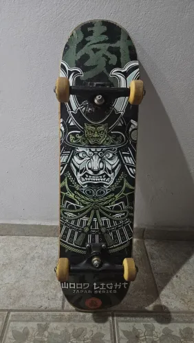 Skate com shape da wood light e truck da stronger