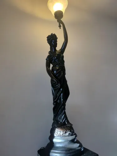 Estátua mulher de tocha