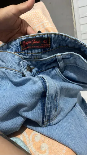Vendo calça pantalona jeans clara nova da loja