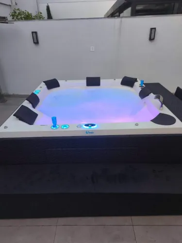 BANHEIRAS DE HIDROMASSAGEM E SPAS DE HIDROMASSAGEM