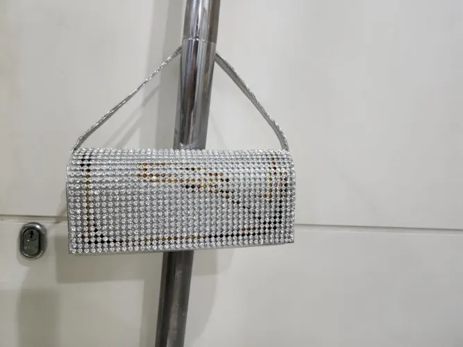 Bolsa de festa prata com strass