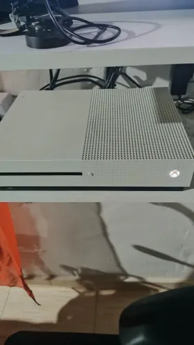Vendo x box série S, com vários jogos na minha conta e as pilhas recarregável vai junto