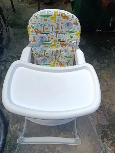 Vendo uma cadeira de alimentação infantil