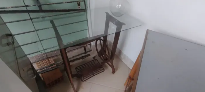 Pe de mesa de máquina de costura antiga