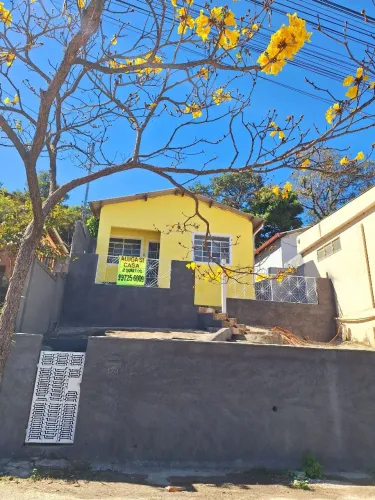 Ótima casa de 02 quartos no Bairro Brasiléia. Perto da Prefeitura