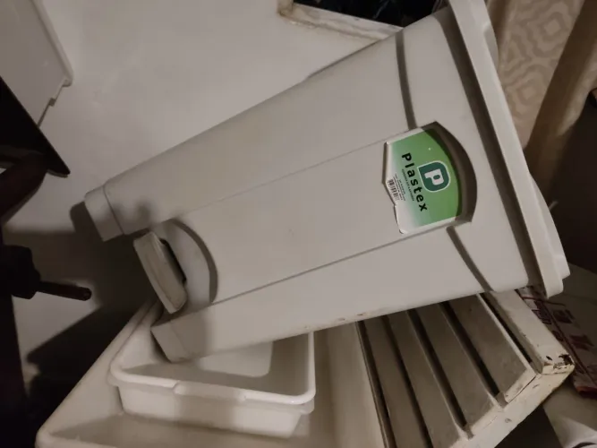 Vendo 3 Lixeira com Pedal 50 Litros * valor Unitário.
