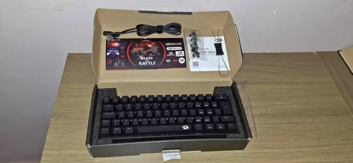 Teclado Mecânico Redragon Lakshmi Rainbow Brown K606 Abnt2 Cor de teclado Preto Idioma.
