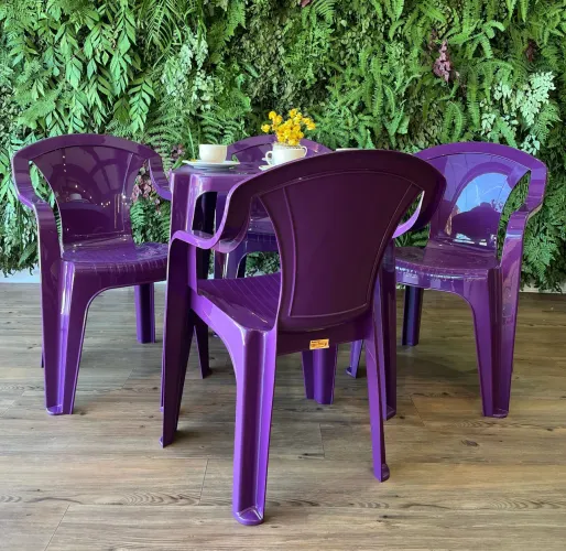 Jogo de mesa e 4 cadeiras plástica cor Roxa! Ideal para açaí