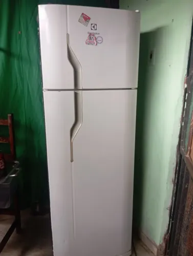 Geladeira Eletrolux para quem quiser conserta