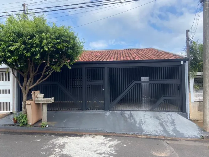 Vendo imóvel na zona sul. Próximo de escola, mercado, padaria, farmácia.