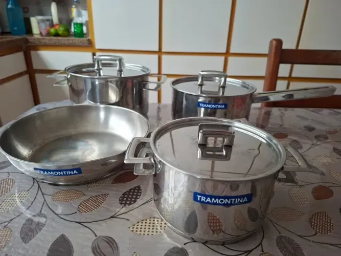 Jogo de Panelas Tramontina em Aço Inox Fundo Triplo com Tampa Plana 4 Peças