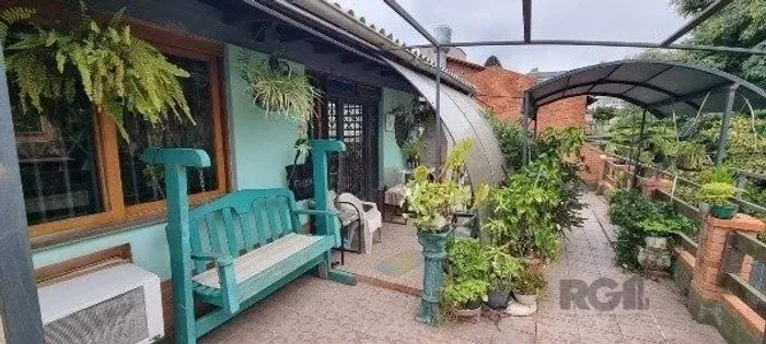 Vende-se ampla casa 6 quartos, 2 suítes, 5 vagas de garagem, churrasqueira e duas entradas