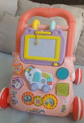 Andador interativo de bebê