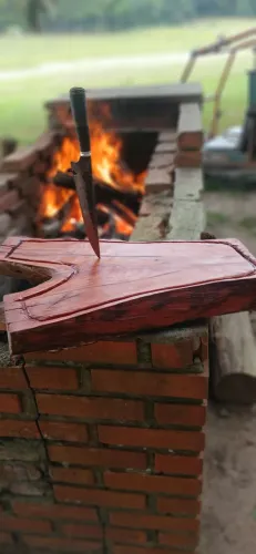 Linda tábua de carne rústica