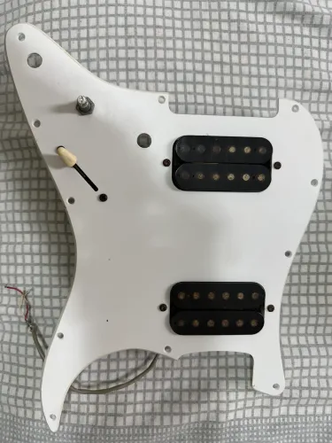 Escudo Stratocaster com dois captadores Humbucker