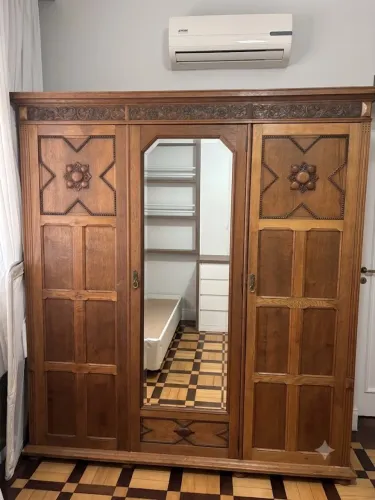 Guarda-roupa de madeira maciça