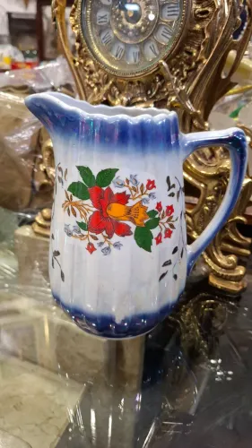 jarra/leiteira de porcelana com corpo canelado, borda azul iridescente 18 cm