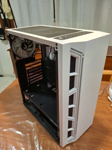Gabinete gamer branco sem vidro lateral e já vai com fans brancas