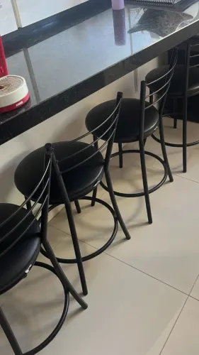 4 Cadeiras Tubular em Aço assento Redondo cor Preto 34 de circunferência e 72 de altura