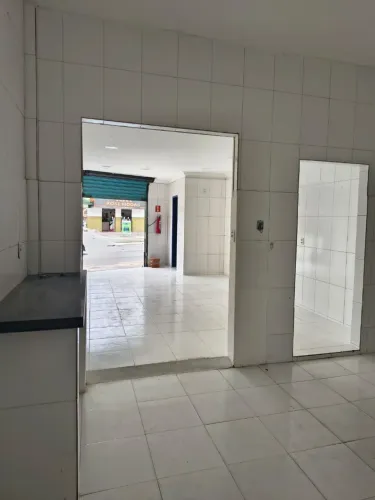 Aluga-se ponto comercial em Av.de Grande Movimento. Excelente visibilidade e localização