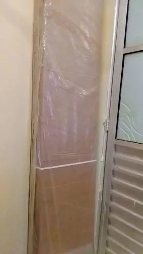 Guarda-roupa solteiro 2 portas , 3 gavetas com cabideiro .