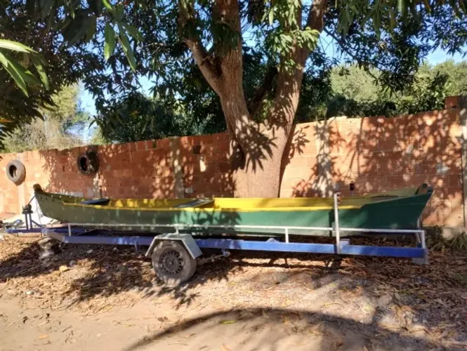 Oportunidade: Canoa de Pesca Robusta com Carreta Rodoviária