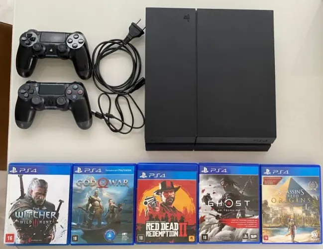 PlayStation 4 500gb 2 controles + 5 jogos midia física - PS4