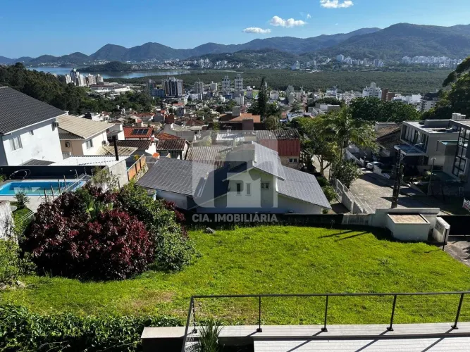 Terreno com vista panorâmica na Trindade
