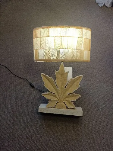 Abajur decorativo Maple  folha canadense. <br>Altura 70cm, cúpula oval 45x24cm.