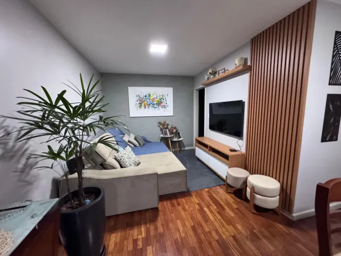 Apartamento mobiliado e reformado com 86,00m2 na zona 03