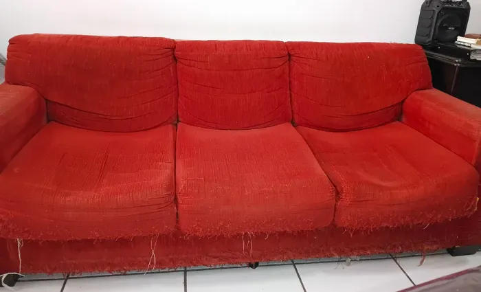 Sofá retrátil tecido três lugares
