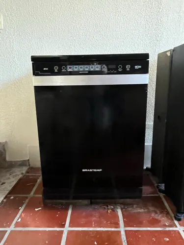Máquina de lavar louças com 12 serviços Brastemp , semi nova