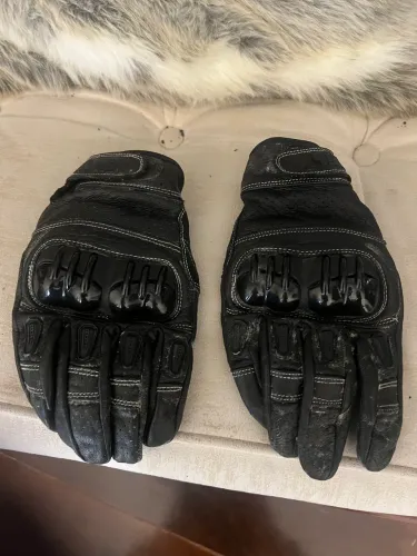 Luva em couro para motociclista.