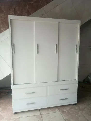 Guarda roupas em bloco de madeira com 3 portas de correr novo