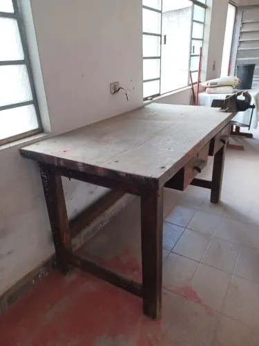 Bancada Antiga de Marceneiro em Madeira de Lei Maciça 2m x 1,5m + Morsa de Ferro 2 Gavetas
