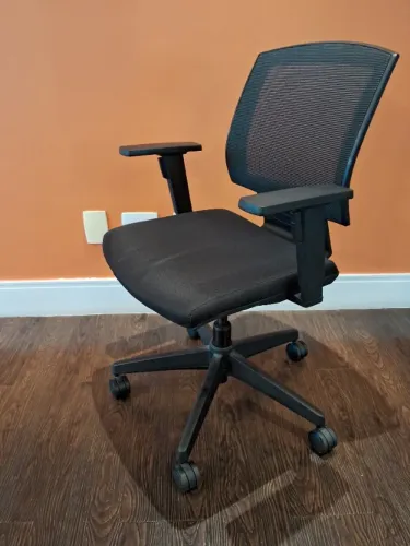 Cadeira Ergonômica Marelli - Encosto em Tela Mesh, Braços Ajustáveis e Apoio Lombar