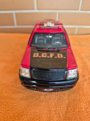 Miniatura Cadillac Escalade, 2002