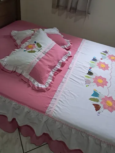 COLCHA COBRE LEITO CASAL E 2 PORTA-TRAVESSEIROS COM BABADOS E APLIQUES BORDADOS - LINDA!