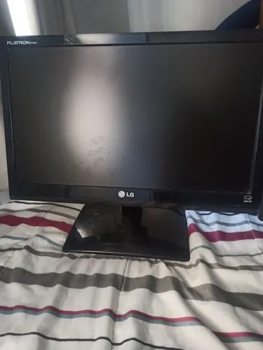 Vendo dois monitores