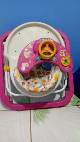 Carrinho andador de bebê