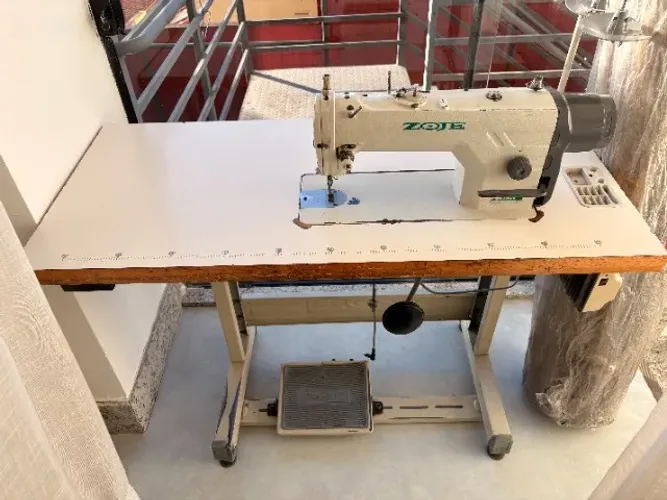MAQUINA DE COSTURA INDUSTRIAL RETA ZOJE ZJ9600 COM MESA